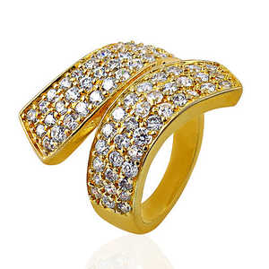 Bague en plaqué or pour tous les jours avec pierres en zircone cubique taille princesse, design tendance et élégant, sertie de rhodium pour femmes - Product Image 1