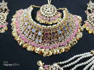 Ensemble de collier et de boucles d'oreilles de mariée en cristal de rhinestones plaqué cuivre et platine tendance et luxueux, style indien traditionnel pour les fêtes de mariage - Product Image 3