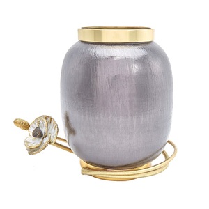 Último diseñador de decoración del hogar Florero de metal Fabricante Personalizado Estilo costero Diseño hecho a mano Maceta de metal de aluminio. - Product Image 3