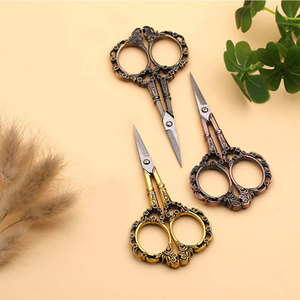 Tijeras de Manicura Vintage de Acero Inoxidable Plateado y Dorado, Tijeras de Precisión para Cutículas, Depilación Facial, Cejas, Vello de la Nariz, en Caja - Product Image 3