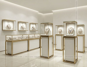 Présentoir de bijoux contemporain en laiton éclairé sur pied pour magasin de bijoux, vitrine de présentation de bijoux sur piédestal - Product Image 5