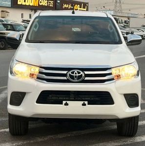 Toyota Hilux GL 2022, 2.7L V4 GCC, Camioneta Automática, Patrol 4x4, Tracción en las Cuatro Ruedas, Pintura Original, Asientos de Cuero, Motor Turbo, Volante a la Izquierda, R20 Oscuro - Product Image 2