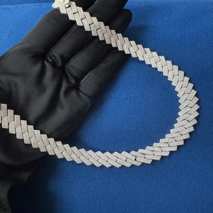 Chaîne cubaine en diamant Moissanite de finition de luxe avec une brillance longue durée sans rouille, parfaite pour les événements de mode, les anniversaires et les vêtements quotidiens - Product Image 4