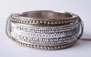 Brazalete con cuentas brillantes, lentejuelas en tono plateado, acentos dorados, diseño bohemio étnico para ropa de fiesta, accesorio de moda - Product Image 3