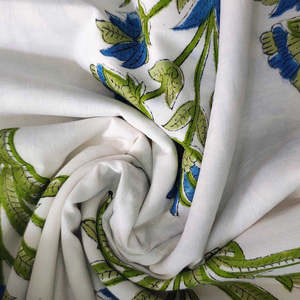 Tissu en coton imprimé à la main Sanganeri, motif floral vert, respirant, tissé pour la décoration intérieure - Product Image 1