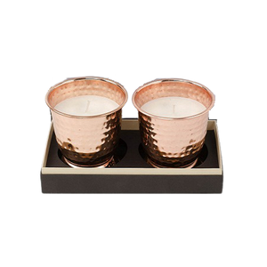 Ensemble de deux bougeoirs en cuivre martelé avec cheminée en verre, différentes tailles, pour décoration de mariage - Product Image 5