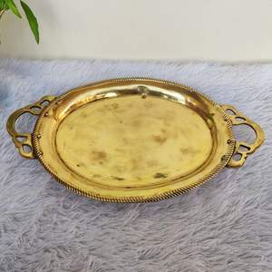 Exquisita bandeja de servicio de latón artesanal con acabado en tono dorado y grabado artístico para experiencias gastronómicas elegantes, alojamiento de fiestas - Product Image 2