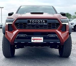 Nuevo usado 2024 Toyota Tacoma Hybrid TRD Pro HV doble cabina 4WD con ruedas de aleación asientos de cuero sistema de navegación arranque remoto - Product Image 1