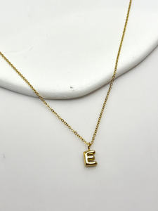 Summer Essential Moonriver Collier ras du cou pour femmes Style simple Design 'E' Perle de cuivre Matériau principal Acier inoxydable - Product Image 2