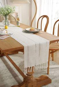 Chemins de table en lin à texture douce avec des broderies détaillées apportant chaleur aux décorations de table à manger dans les maisons familiales - Product Image 1