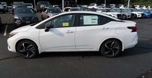 Blanc 2024 Nissan Versa SR FWD (d'occasion-Excellent état) avec système de navigation Bluetooth avec sièges chauffants à démarrage à distance - Product Image 3