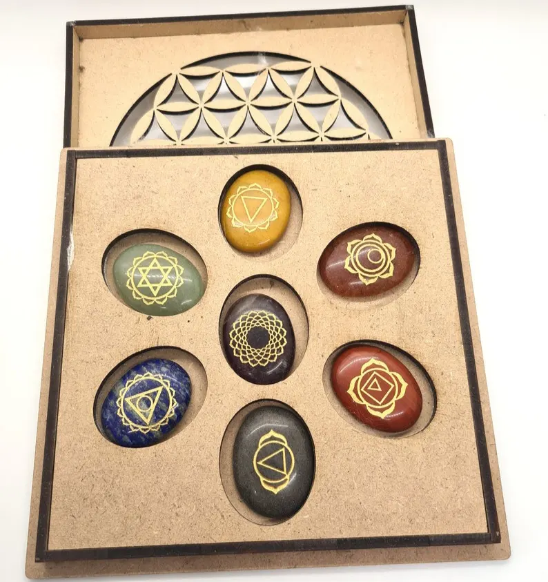 Caja curativa de piedra de Palma de siete chakras, piedra Ovalada para meditación, caja de piedra de Palma curativa con caja de madera, venta al por mayor