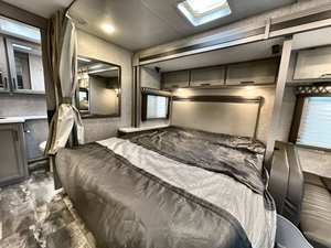 Autocaravana de Lujo Thor Motor 2024 Quantum de Aluminio, Emisión Euro 5, Capacidad para 4-6 Pasajeros, Piso Acrílico, Lavavajillas, Horno Microondas - Product Image 6