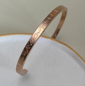 La última y elegante pulsera ajustable de acero inoxidable de latón dorado recortado de Ayatul Kursi para hombres y mujeres, disponible a precios económicos - Product Image 2