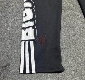 Pantalon de survêtement noir de style baggy pour homme avec bandes de logo sérigraphiées en tissu épais épais 350 GSM de qualité supérieure. - Product Image 3