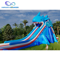 Toboggan gonflable géant Toboggan gonflable sur le thème des requins avec piscine