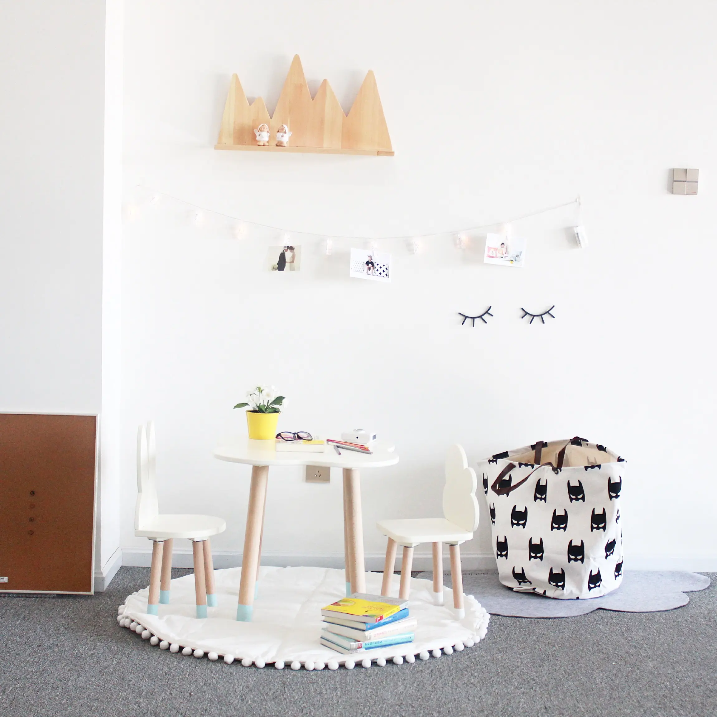 नई डिजाइन लकड़ी बादल आकार बच्चों की मेज और कुर्सी सेट