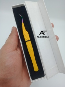 แหนบปลายแหลม 45 องศา สีเหลือง พร้อมปลายไฟเบอร์หลายเส้น ผลิตจากเหล็กกล้าไร้สนิมญี่ปุ่น บรรจุในกล่องการ์ดพร้อมโลโก้สั่งทำ - Product Image 3