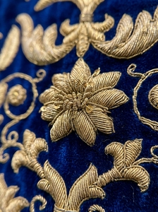 Cape liturgique en velours bleu brodée à la main, broderie lourde dorée, broderie bouillon faite à la main, vêtement d'église personnalisé - Product Image 3