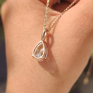 จี้เพชรทรงลูกแพร์ 2.00 กะรัต รับรองโดย IGI เพชรเลี้ยงในห้องปฏิบัติการ ทองคำคริสเตียน ดีไซน์โซลิแทร์ สำหรับผู้หญิง ทอง 10K 14K 18K ทองคำขาว PT950/S925 - Product Image 6