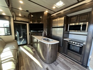 Caravane de voyage moderne d'occasion 2021 Dutchmens Voltage 3615 avec capacité pour 8 personnes et suspension indépendante, prête à être expédiée - Product Image 4