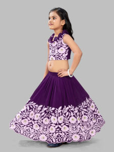 ชุดเลเฮนกาโชลีสีม่วงสำหรับเด็กผู้หญิง แบรนด์โชรยัม แฟชั่น ตกแต่งด้วยลายปักดอกไม้ คอระบาย แต่งสไตล์ชาติพันธุ์ เหมาะสำหรับงานปาร์ตี้ ความยาวระดับพื้น - Product Image 5