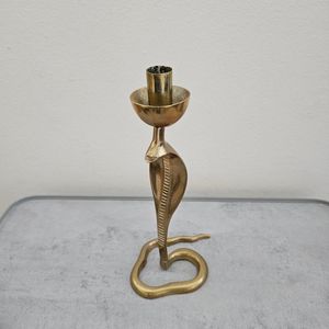 Portavelas de metal con detalles artísticos y ganchos elegantes adecuados para la decoración de pasillos o entradas - Product Image 6