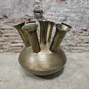 Florero de Metal de hierro con acabado antiguo elegante de tendencia, detalles hechos a mano únicos para interiores de casas y bodas - Product Image 3