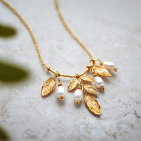Collier avec pendentif en forme de feuille plaqué or et fausses perles pour femmes, bijoux élégants à porter au quotidien