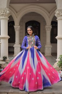 Vestido Bandhej de Diseñador con Bordado Gamthi y Trabajo de Espejos, Colección Navratri - Product Image 5