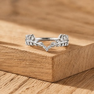 Bague en or massif 14 carats avec diamant de laboratoire raffiné taille ronde, motif feuille chevron, 0,03 ct E-F VS, sertie à griffes, cadeau idéal pour le quotidien - Product Image 1