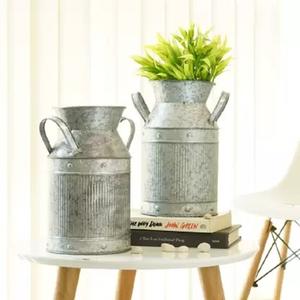 Vase à fleurs décoratif en aluminium plaqué or, fait à la main, pour la décoration intérieure de luxe, Vases à fleurs contemporains et élégants en métal - Product Image 2