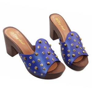 Da <span class=keywords><strong>donna</strong></span> eleganti ciabatte estive da <span class=keywords><strong>donna</strong></span> <span class=keywords><strong>sandali</strong></span> con tacchi quadrati in pelle nera bianca moda <span class=keywords><strong>donna</strong></span> scivoli traspiranti - Product Image 4