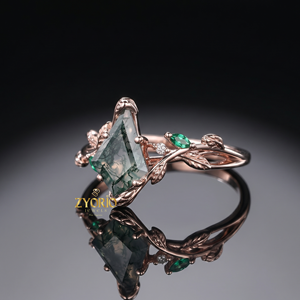 Anillo de compromiso botánico de lujo de oro de 18 quilates con ágata musgosa tallada en forma de cometa y detalles de esmeralda verde. - Product Image 4