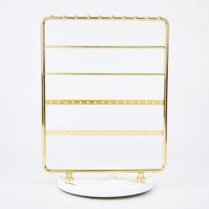 Support de bijoux élégant en or avec un design élégant pour organiser des bagues, des bracelets et des colliers, parfait pour la décoration et les cadeaux de l'Inde - Product Image 5