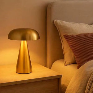 Lámpara de Mesa de Metal con Acabado de Lujo para Colección de Decoración del Hogar de Alta Gama que Crea un Efecto de Iluminación Refinado - Product Image 1