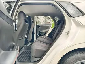 E-2 2024, Portaequipajes Metálico Automático con Asientos de Cuero, Batería de Litio, Características Premium, Autonomía NEDC de 601-700 km, Motor de 200-250 kW - Product Image 4