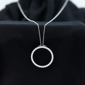 Collar Certificado Moissanite Open Circle Eternity, 14K Oro Blanco - Product Image 2