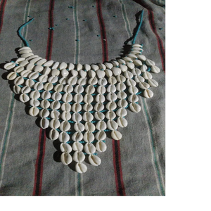 Collares de conchas hechas a medida con cuentas negras, también con pendientes a juego, ideal para reventa - Product Image 5