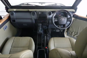 Toyota Land Cruiser 79 2.8d Auto Game Viewer 2026 d'occasion de qualité à prix abordable, conduite à droite - Product Image 4