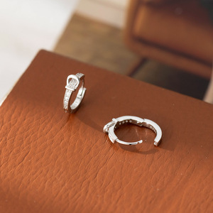 Pendientes de Aro con Hebilla de Plata de Ley 925 y Circonita Cúbica, Estilo Minimalista - Product Image 3