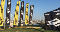 Drapeau publicitaire vertical personnalisé, impression couleur intégrale, double face, polyester résistant aux UV, pour les événements sportifs et de course