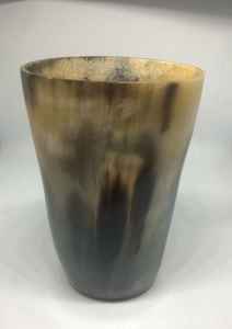 Tasse en corne de vache naturelle sculptée au design moderne style ange viking tasse en corne de vache véritable pour boire de la bière - Product Image 4