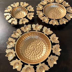 Grand bol urli en laiton en forme de fleur à texture martelée, disponible à prix de gros. - Product Image 3