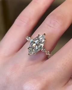 Anillo de Compromiso con Halo Oculto de Moissanita Corte Marquesa de 14x7mm, Chapado en Oro Amarillo sobre Plata 925, Joyería Fina al por Mayor - Product Image 3