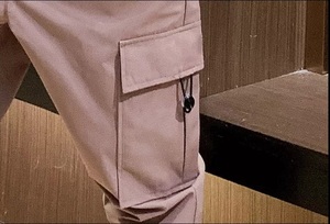 ชุดเซ็ตเสื้อแจ็คเก็ตกันลมและกางเกงวอร์มผู้ชาย สไตล์สตรีทแวร์ พร้อมโลโก้สั่งทำพิเศษ ดีไซน์แฟชั่น มีกระเป๋าหลายช่อง - Product Image 5