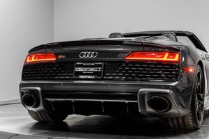 (W&T) PROMOCIÓN Venta de Auto Usado Audi R8 performance Spyder 2022 Convertible de 2 Puertas con Tracción en las Cuatro Ruedas (5.2L 10 cilindros 7AM) Color Gris Daytona - Product Image 4