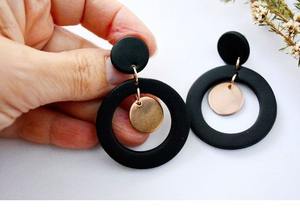 Boucles d'oreilles créoles torsadées en forme de C, style classique, fée, ange, couleur unie, résine transparente, écologiques, modelées à la main par Shaad Handicrafts - Product Image 2