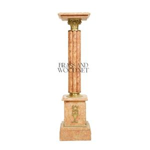 Elegante Pedestal de Mármol Rosa Salmón con Columna Acanalada y Relieve Ornamental de Latón - Product Image 3