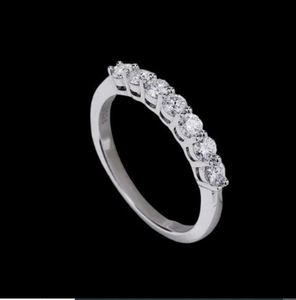 Anillo de moissanita blanca de plata esterlina para aniversario a un precio asequible del exportador de la India Anillo de moissanita - Product Image 1